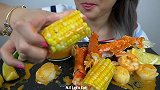 国外银发姐姐吃龙虾尾、蟹腿、大虾、扇贝肉、玉米，吃的真香