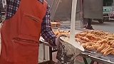 街头小吃小蛋糕，看起来很有食欲，口水流满地