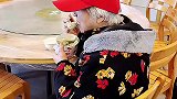 小区为百位老人送早晚餐，小小的窗口是对老人的关怀是爱的传递