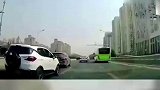 白车在路上不断超车，没想失控撞击护栏