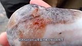 男子野外探险捡到一块鲜红的石头，专家鉴定后高兴坏了
