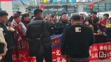辽宁铁人球迷接机时 质问李金羽为什么不用邦本