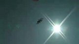 户外极限-20111104-驾着滑翔伞在尼泊尔上空给鹰喂食