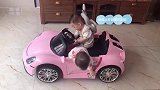 龙凤胎宝宝一起玩小汽车，两个人相处的真和谐，这画面太逗了