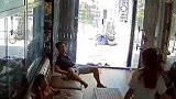老夫妻的日常逗乐，也就老夫老妻敢这么玩