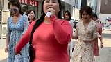 草根歌手演唱闯码头，身后跟着一群美女，真有范！