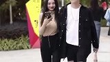 街拍：时尚美女达人最养眼的还是破牛仔