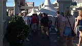 国外街头恶作剧，伪装成树人恶搞路人，路人非常的尴尬