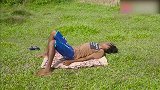 看到男子在草地上睡觉，两小伙决定要恶搞一下他