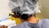 女子让男朋友手写小作文，男子急得头顶直冒烟