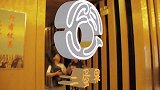 小伙请乐队给女友过生日，没想乐队却演奏起了哀乐，结局太搞笑了