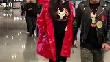 邹市明冉莹颖情侣装现身，拳王有点发福娇妻仍然抢镜