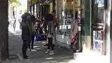国外恶搞：无头模特路边恶作剧，这个像极了贾静雯的女孩被吓哭了