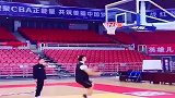 李月汝练习扣篮，将来可以看到女篮赛场上扣篮了