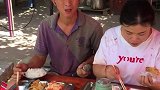 农民工吃饭时唱歌，感人肺腑，姑娘接下来这个举动，真暖心啊！