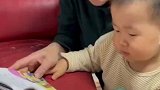 姥姥给一岁宝宝讲故事，宝宝全程抢答