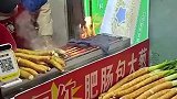 烧烤炉的火太猛，店主用水还浇不灭