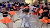 5岁小萌娃跳拉丁舞，表情相当丰富。真是太搞笑了