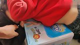 宝宝俩抢尿不湿来玩，打成这个样，妈妈用这招很管用