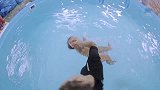 胖乎乎小宝宝学游泳，这一身肉肉分分钟屡获你的心，游的太棒了