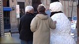 两人摸雪人，没想到雪人却真的动了，男子直接就被吓到了！