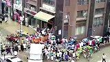 团结就是力量，一地下停车库，众人齐力拉出被泡车辆