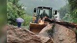 剑阁县：众志成城 防汛抢险！雨天出行