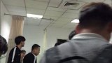 中超-17赛季-李玮峰探望受伤球员 刘奕鸣脚受伤地上全是血-新闻