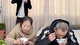 真是个孝子，孝顺爸爸
