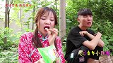 甜甜和来福一起抠爬蚱，找了半天竟然没抠到