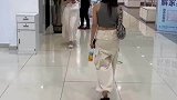 小伙好心提醒对方不领情，结果报应来的快