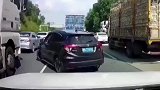 轿车路口加塞大货车，视频车不断鸣笛提醒无果