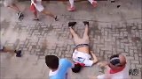 男子在奔牛节惨遭众牛辗压 旁人无视继续踩着他跑