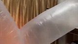 女生给空调套上袋子，独享空调的冷风