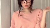 千万别小看戴眼镜的女生，是个霸道女总裁也说不定
