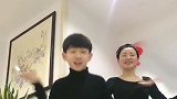 30岁妈妈和儿子一起尬舞，舞姿动作青春有活力，母子俩配合十分