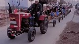 近日，山东菏泽一村民用油桶自制“快乐雷锋，小火车”，每天拉村里孩子免费玩