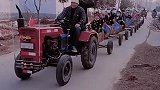 村民用油桶自制“快乐雷锋，小火车”，每天拉村里孩子免费玩