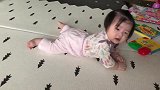 小宝宝一个人玩，看到妈妈立马切换笑脸，露出小酒窝甜炸了