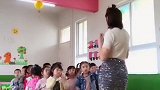 幼师小姐姐教小朋友们跳网红舞，太可爱了，好羡慕这一届学生！
