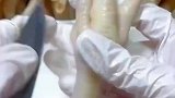 工人用小刀和镊子，给鸡瓜剔骨