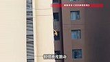 一醉酒女子因感情纠纷意图轻生，徒手扒着17楼窗台边缘命悬一线