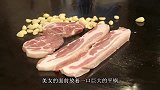 美女用大铁锅炒菜，炒好直接刮到食客面前，尝一口这滋味绝了