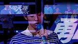 18线明星有多心酸王牌家族在桌上吃饭，只有吴宇恒站在旁边看着