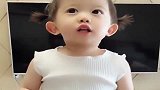 小萝莉跟着妈妈的话一句一句的学，真是好可爱，小人精