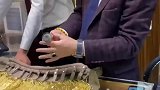 骗子用假黄金骗珠宝商，不料一招被轻松识破