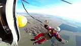 两个降落伞同时失灵！俄跳伞男子从800米高空直坠地面