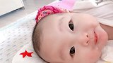 小宝宝真爱笑，一躺在床上就一直笑，小表情太萌了！