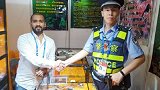 广西一快递员弄丢50万元珠宝包裹 民警调监控寻回