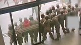 兵哥哥迎亲，兵妹妹堵门，这场面太壮观了
